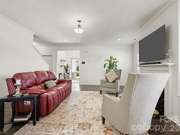 5th image of 2715 Watergarden St