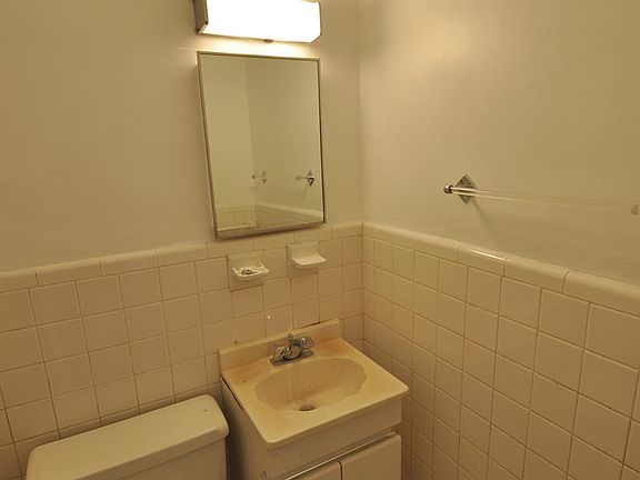 5th image of 240 Garth Road #6B2