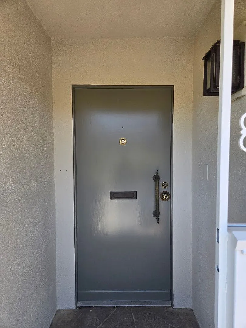 A Fabulous 3 Bedroom Townhome Centrally located. — Photo 3