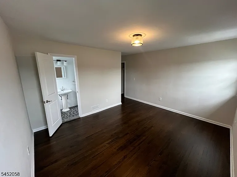 1006 Gifford Ct — Photo 8