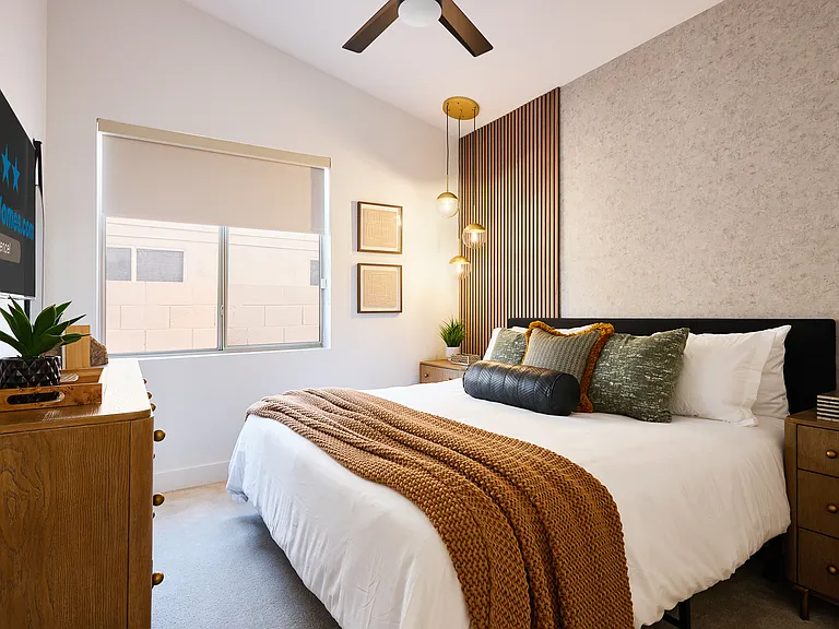 Bedroom 2: New King Bed +Smart TV