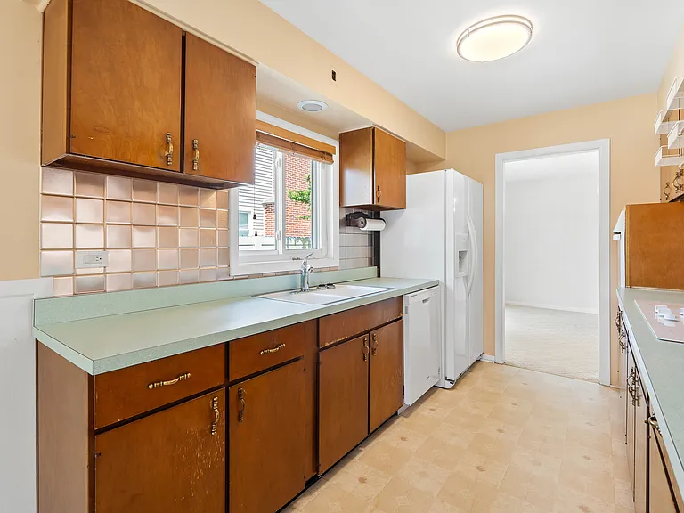 818 Leahy Cir — Photo 19