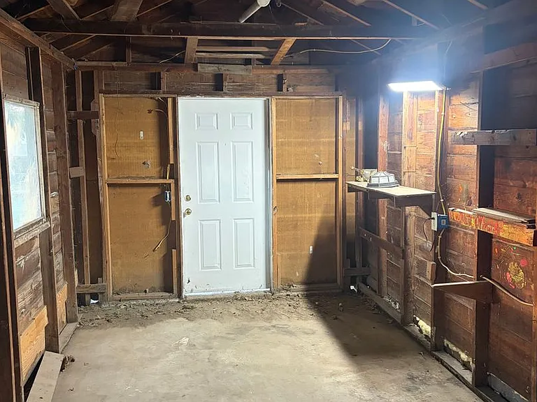 723 Hall St — Photo 20