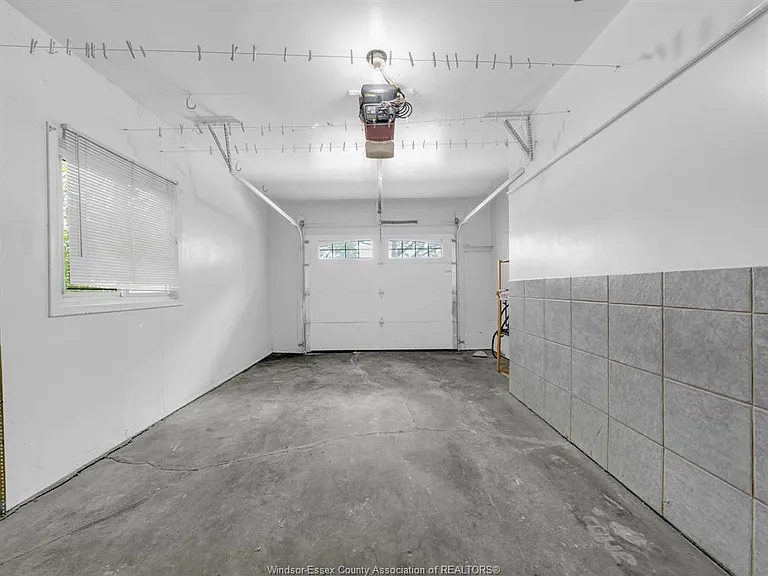 2823 Garvey Cres — Photo 40
