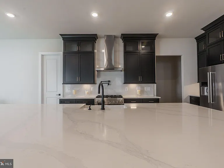 402 Meadow Creek Dr — Photo 10