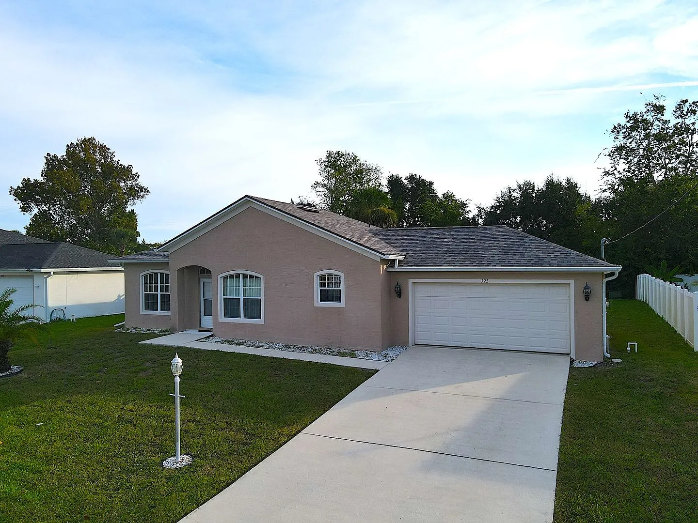 Roomy 3 Bed 2 Bath Home w Huge Screened Patio for Rent in Palm Harbor! — Photo 3