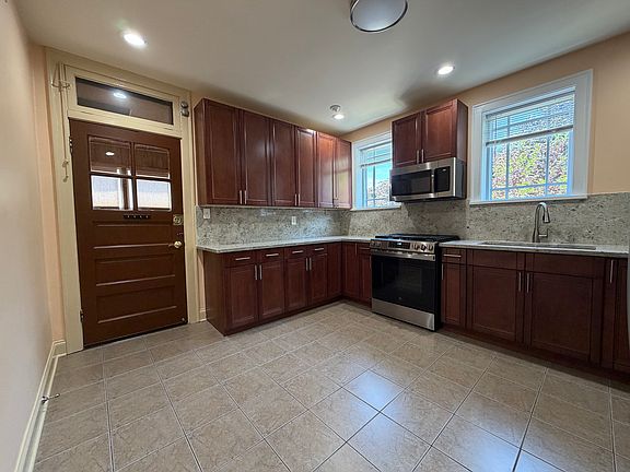 3rd image of 4957 W Sunnyside Ave Unit 2