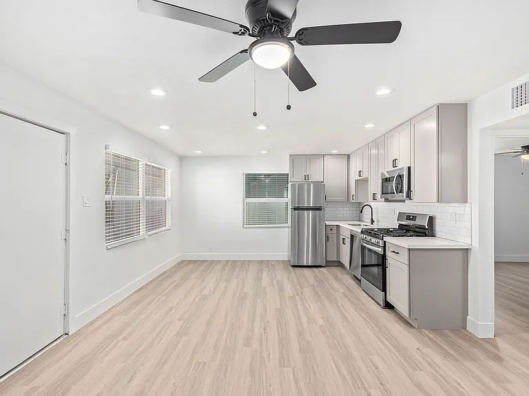 498 N Arizona Ave #5 — Photo 24