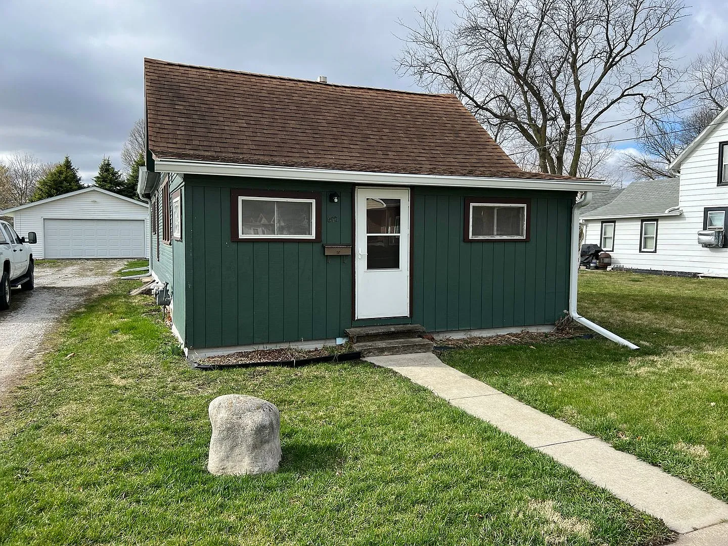 2 bedroom house, huge 2 car garage, large yard — Photo 1