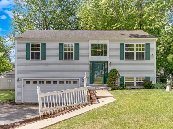8315 Ramble Rd, Wonder Lake, IL 60097