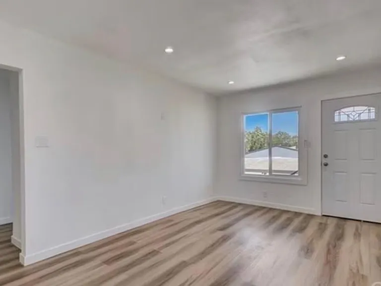 1207 E 87th Pl — Photo 6