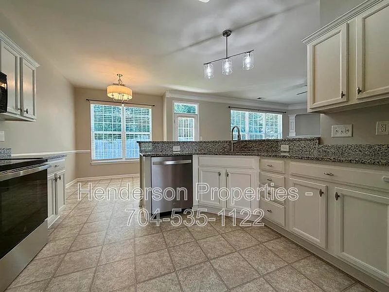 3 bed, 2.0 bath, 1959 sqft, $2,300 — Photo 3