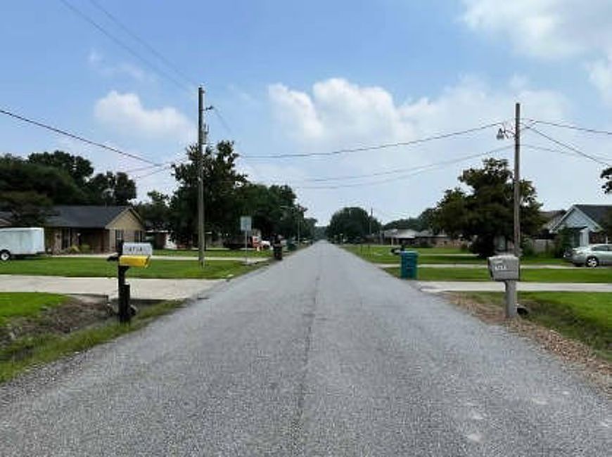 Exterior Neighborhood (street photo)