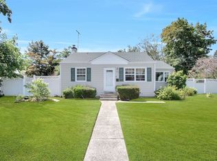 4 Wyndham Rd, Brentwood, NY 11717