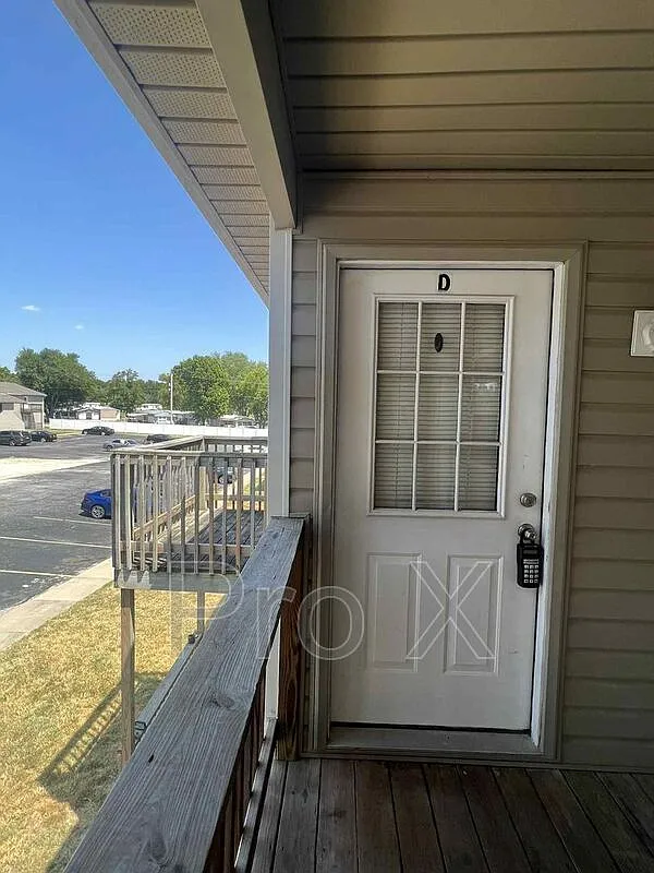 2 bed, 1.0 bath, $800 — Photo 2