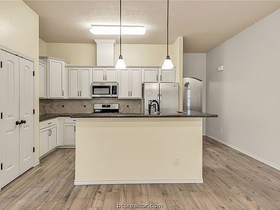 5th image of 15418 Meadow Pass