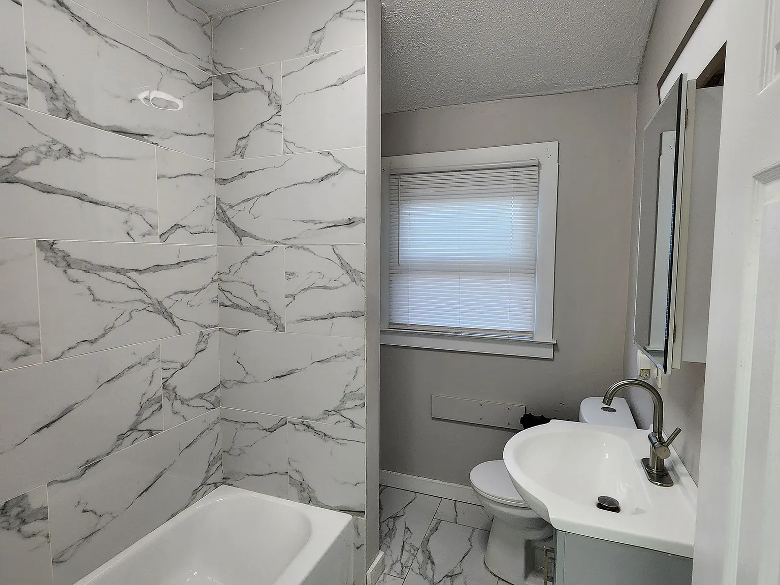 3 bed, 1.0 bath, 3341 sqft, $1,975 — Photo 3