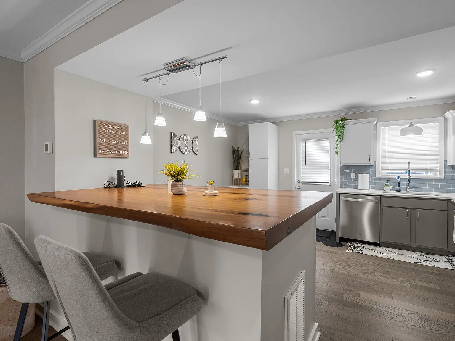 2 bed, 1.5 bath, 1055 sqft, $2,700 — Photo 4