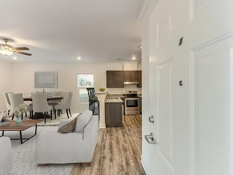 915 Washington St — Photo 3