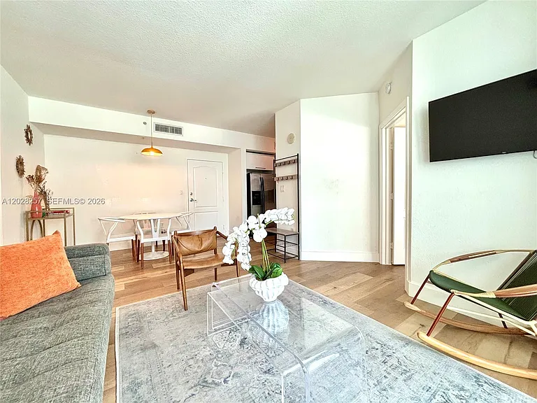 500 NE 29th St #601 — Photo 3