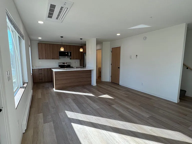 501 Knox Ave N #2 — Photo 2