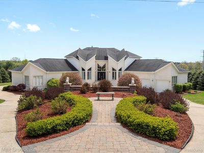 906 Yule Rd, Leonard, MI, 48367