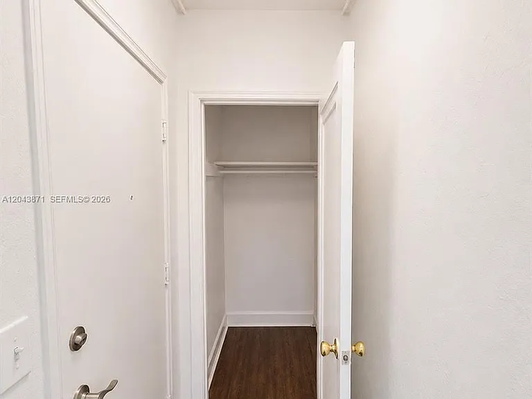322 NE 25th St #12 — Photo 9