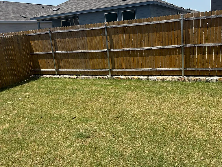 552 Holleman Dr — Photo 2