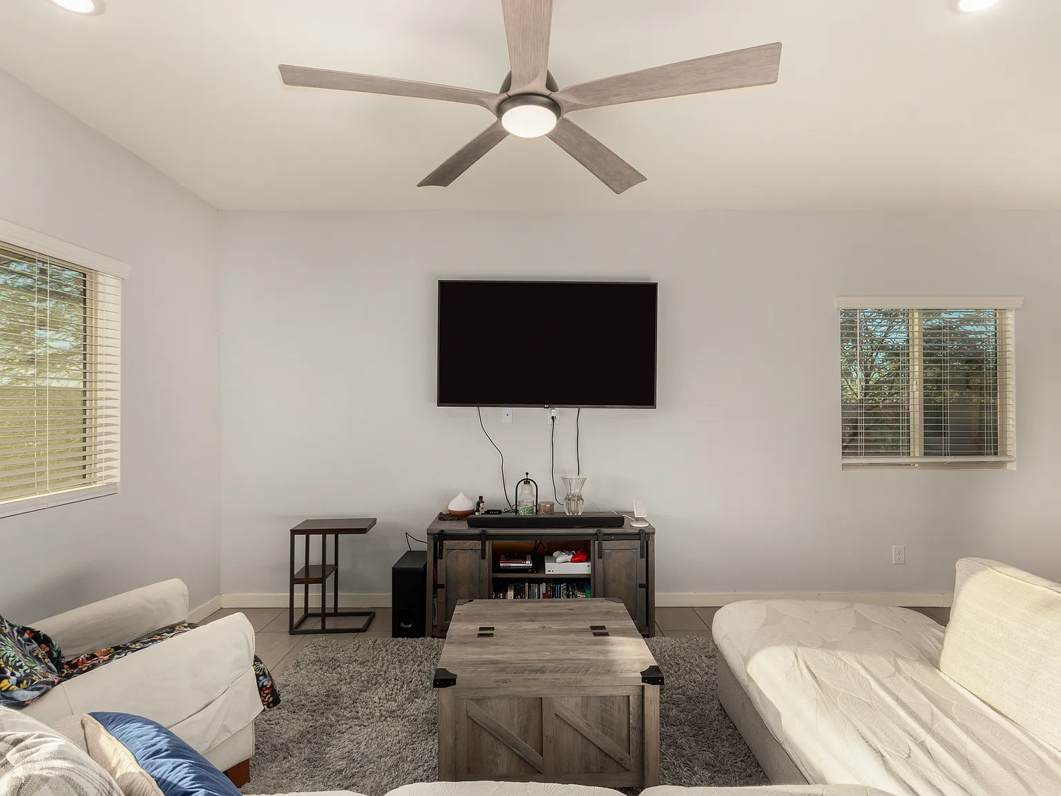 915 E Ruby Ct — Photo 4