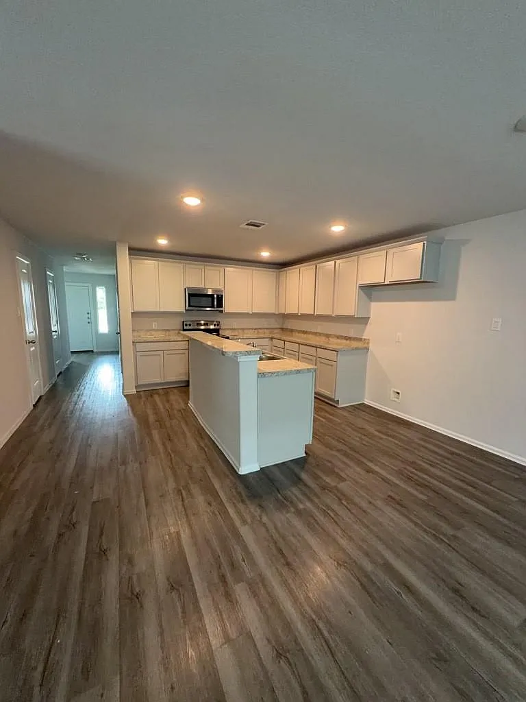 3 bed, 2.5 bath, 1522 sqft, $1,500 — Photo 3