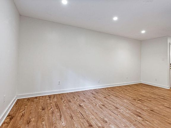 5th image of 1133 Clairemont Ave APT D