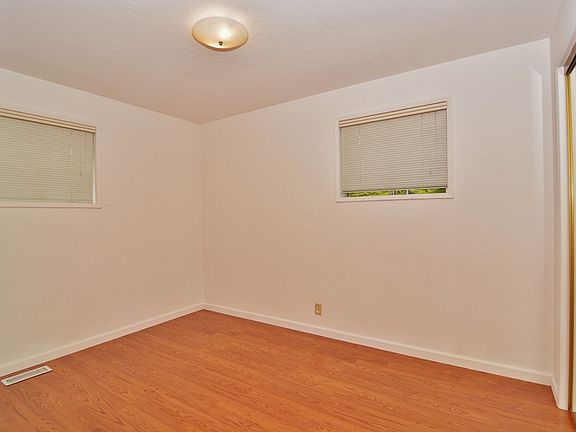 4th image of 3221 Forest Dr NE