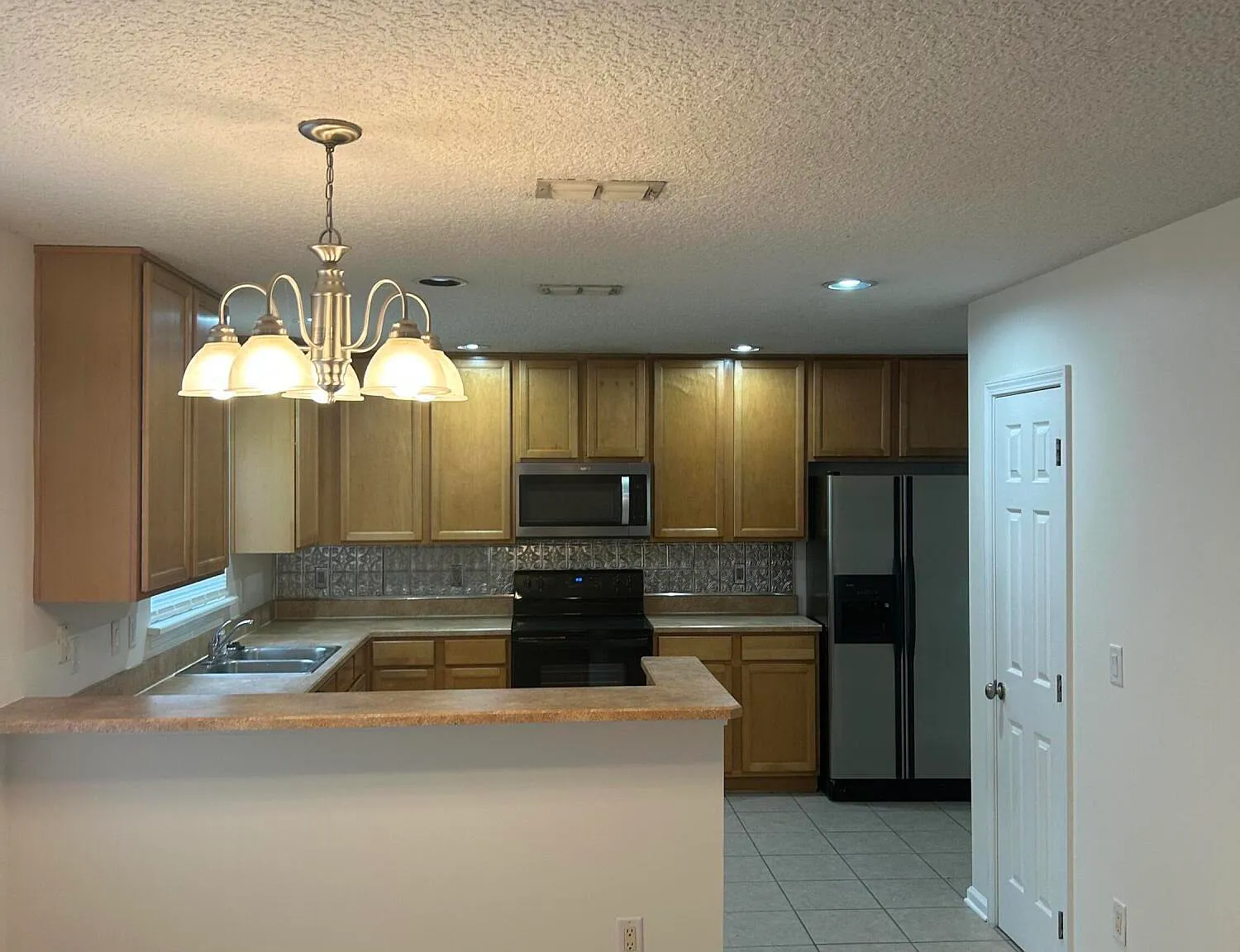 5 bed, 3.0 bath, 2130 sqft, $2,395 — Photo 2