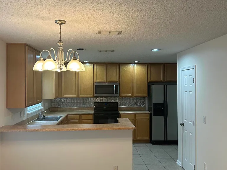1603 Canopy Oaks Dr — Photo 2