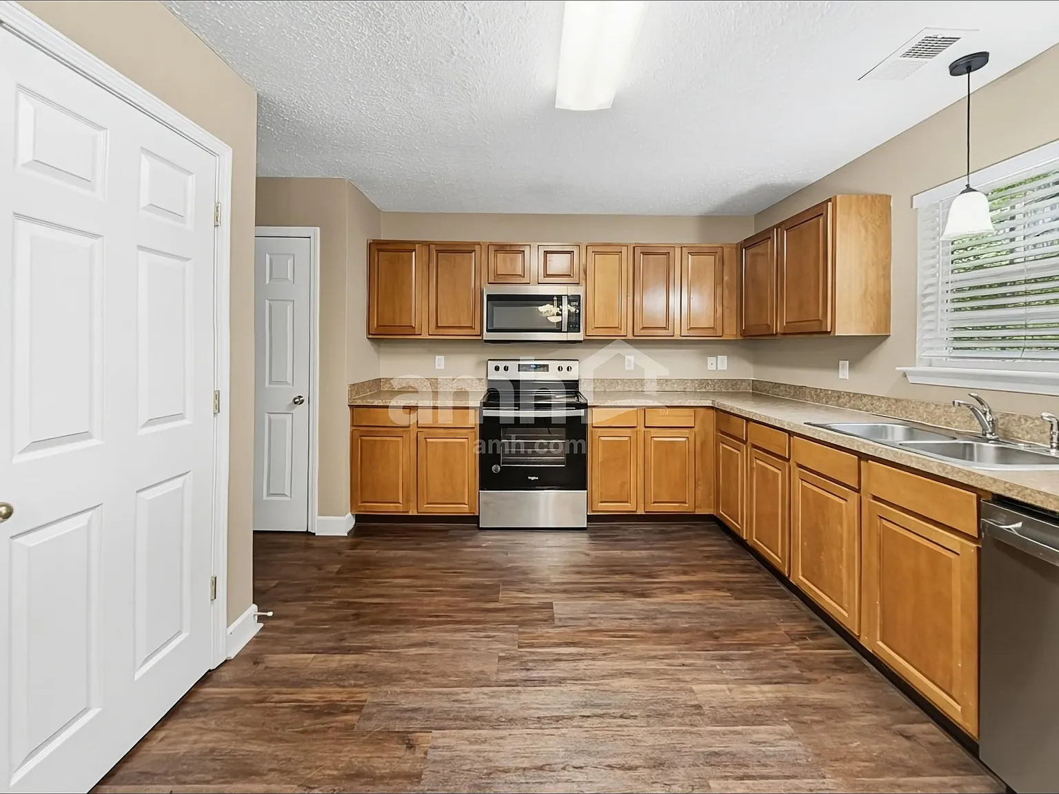 3 bed, 2.0 bath, 1734 sqft, $2,330 — Photo 3