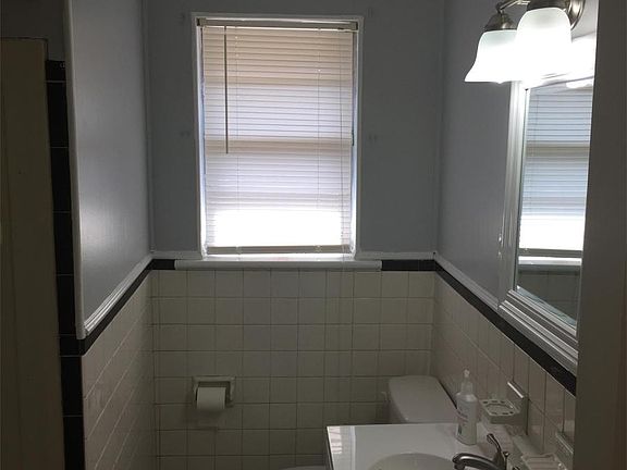 3rd image of 4809 Autumn Ln NW