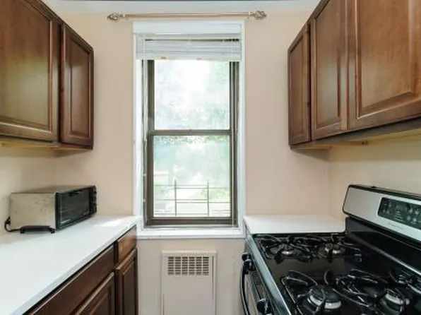 2140 Knapp Street image 1 of 9