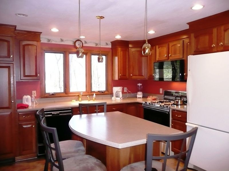 Updated Eat-In Kitchen w/Corian Countertops