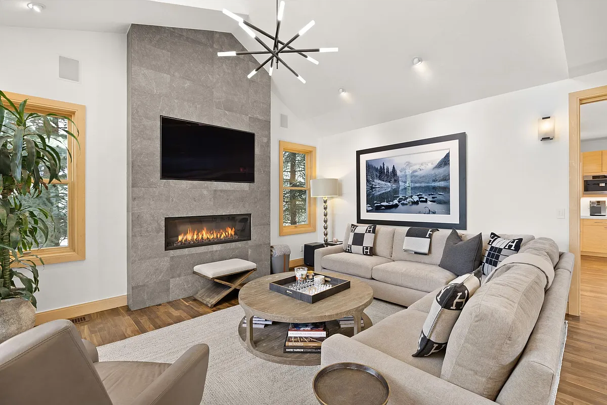 Building Photo - 204 N Monarch St