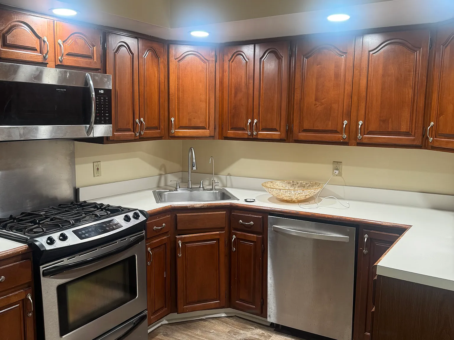 3 bed, 1.5 bath, 1816 sqft, $2,995 — Photo 2