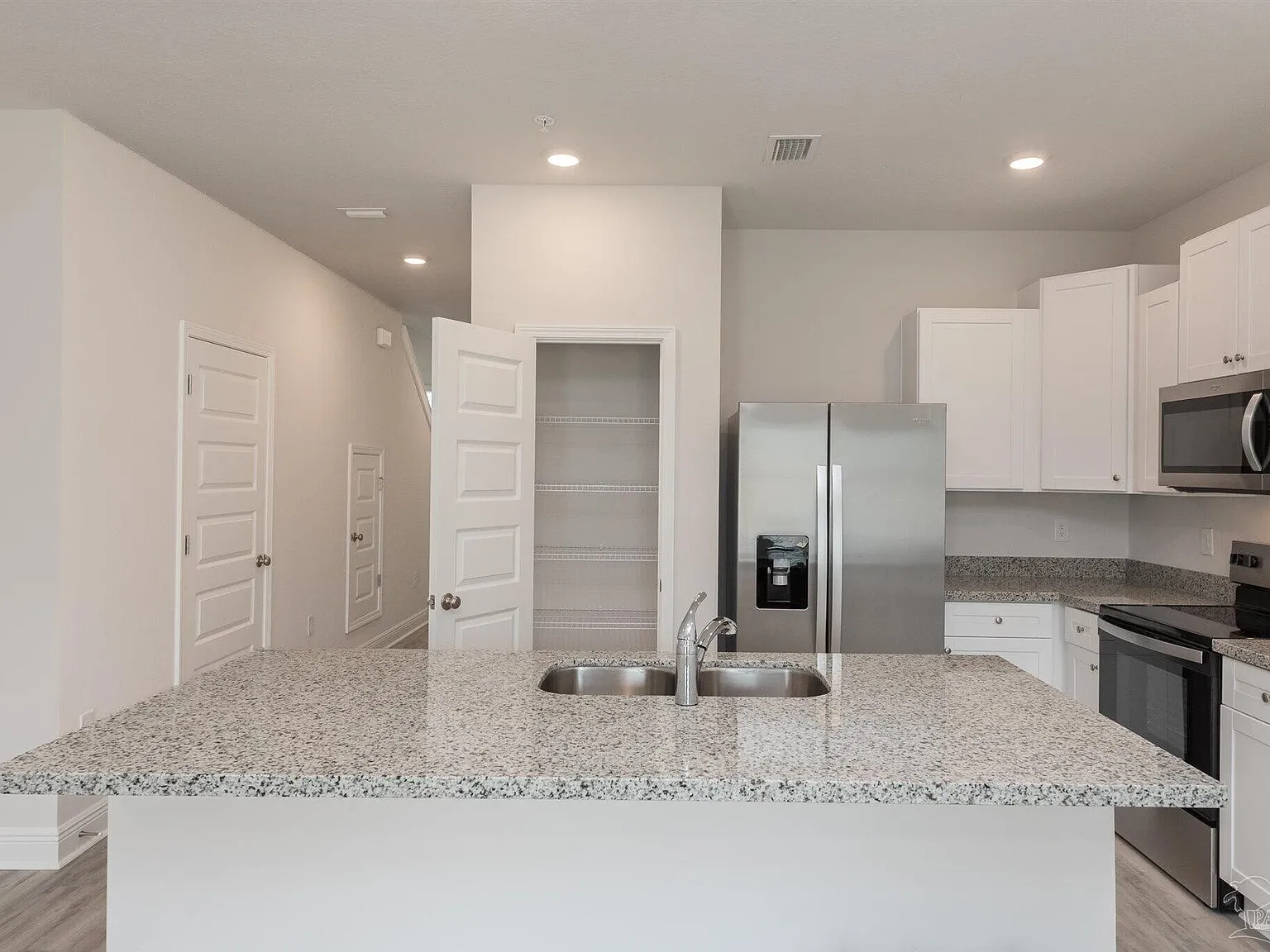 3 bed, 2.5 bath, 1537 sqft, $1,800 — Photo 3