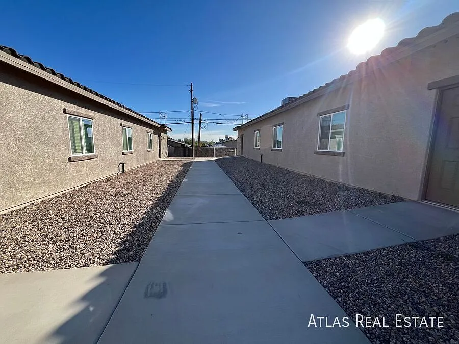 Newer 3 Bedroom Unit Near U Of A! — Photo 3