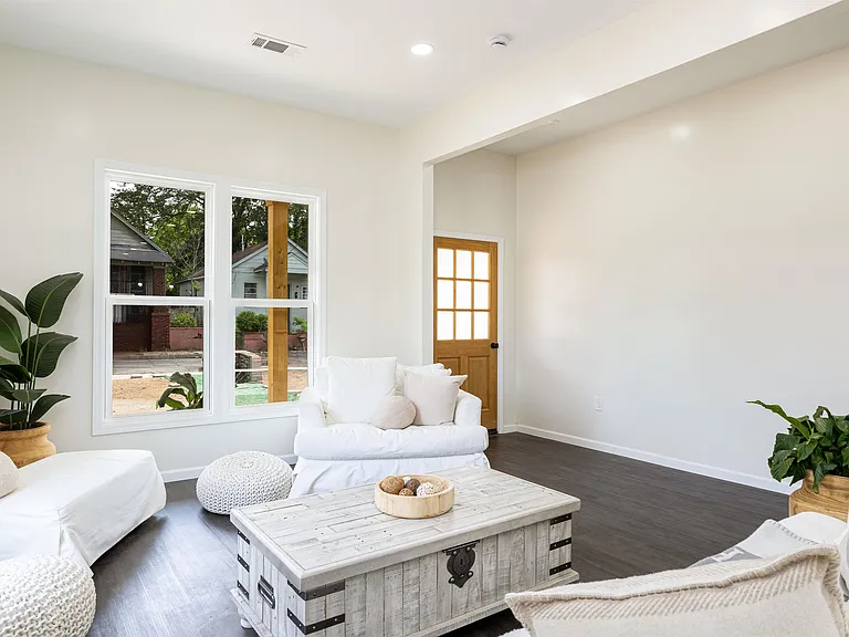 1061 Shaw Pl — Photo 4