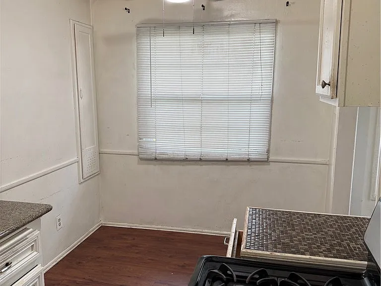 1108 W Valencia Dr — Photo 2