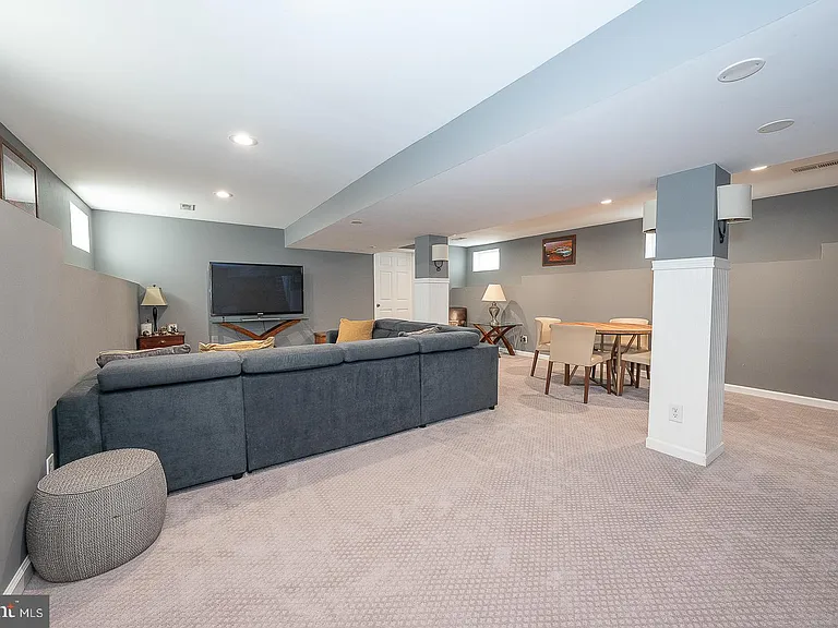 586 Summit St — Photo 31