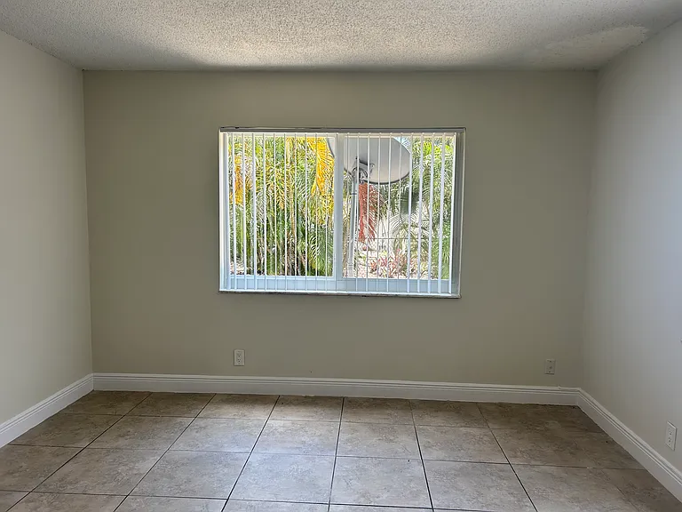 1220 NW 16th Ave #1 — Photo 5