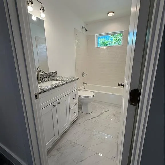 717 N Woodlawn Ave — Photo 7