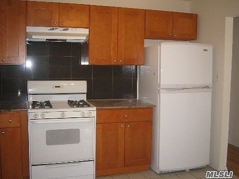 2nd image of 32 Carpenter St