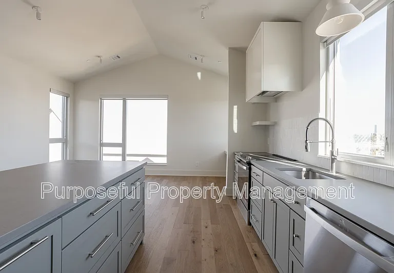 934 Hangar Dr #9 — Photo 13