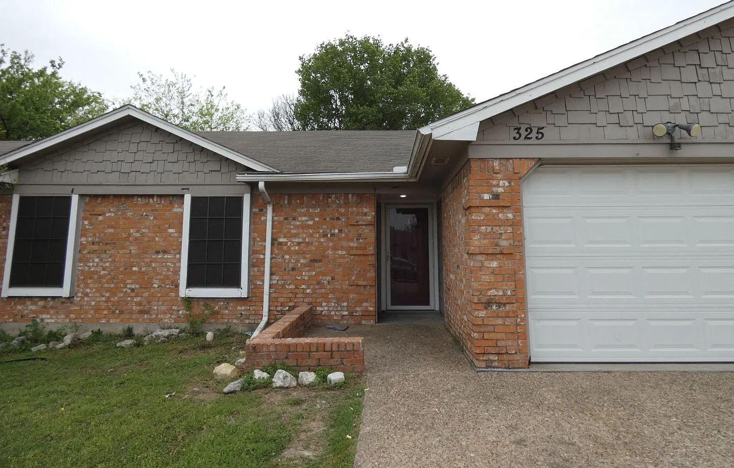 Clean & move in ready 3/2/1 duplex/townhouse in Saginaw! 325 Asbury Drive, Saginaw, TX 76179 — Photo 2